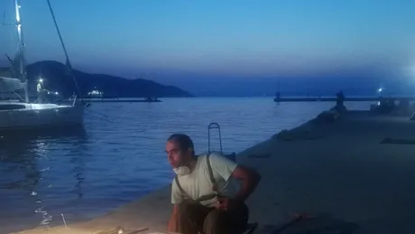 Un grec i-a cucerit pe români, în Thassos! Cum pictează un tablou în 5 minute – Video Exclusiv!
