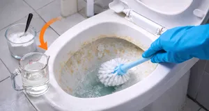 Cum cureți rapid și ușor toaleta de calcar: metoda simplă care îți lasă baia impecabilă în câteva minute