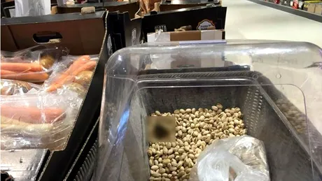 Scarbos! Ce a gasit un client in cosul cu fistic varsat al unui supermarket. Ce au zis autoritatile competente
