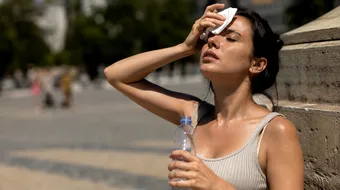 Simptome care nu trebuie ignorate vara. Semnele de alarmă pe care mulți le pun pe seama căldurii