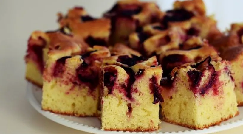 Rețetă de prăjitură pufoasă cu prune. Un desert simplu și economic