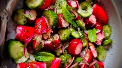 Salata de ridichi zdrobite, la borcan – rețetă rapidă, fresh și plină de beneficii