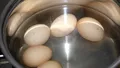 Ce să pui în apa în care fierbi ouăle de Paște, ca să se curețe foarte repede și frumos