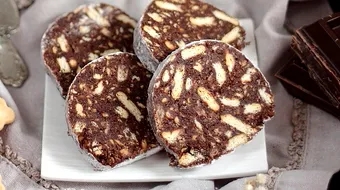 Invata sa prepari salamul de biscuiti. Este desertul copilariei noastre