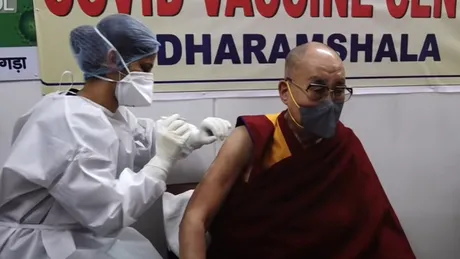Dalai Lama s-a vaccinat anti-COVID: ”Este de foarte mare ajutor”