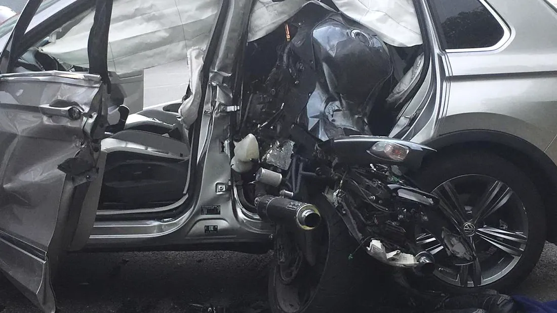 Accident teribil cu un motociclist care mergea pe o roata si un SUV! Motociclistul a murit pe loc dupa ce a intrat cu motorul in jeep! VIDEO