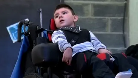 Un băiat care a rămas paralizat după ce mâncat un burger de vită a murit la doar zece ani