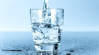 Dieta MINUNE care presupune doar apa calda. O japoneza baga mana-n foc pentru aceasta dieta