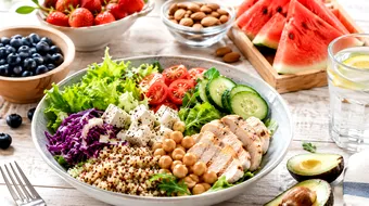 Dieta de vară care te ajută să te simți mai ușor și mai energic. Alimentele recomandate în sezonul cald