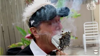 VIDEO! Barbatul cu cea mai mare gura din lume poate sa fumeze 130 de tigari in acelasi timp si este o nebunie total sa-l vezi in actiune!