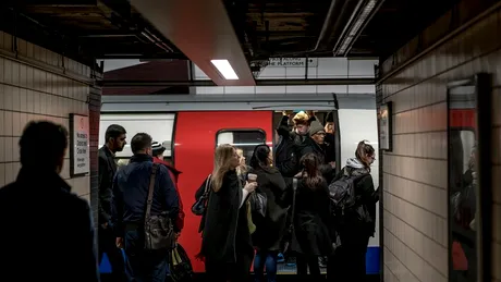 Tanara atacata la metrou. A fost bruscata de doua femei. Au sarit pe ea si au batut-o. Ce i-au spus intre lovituri