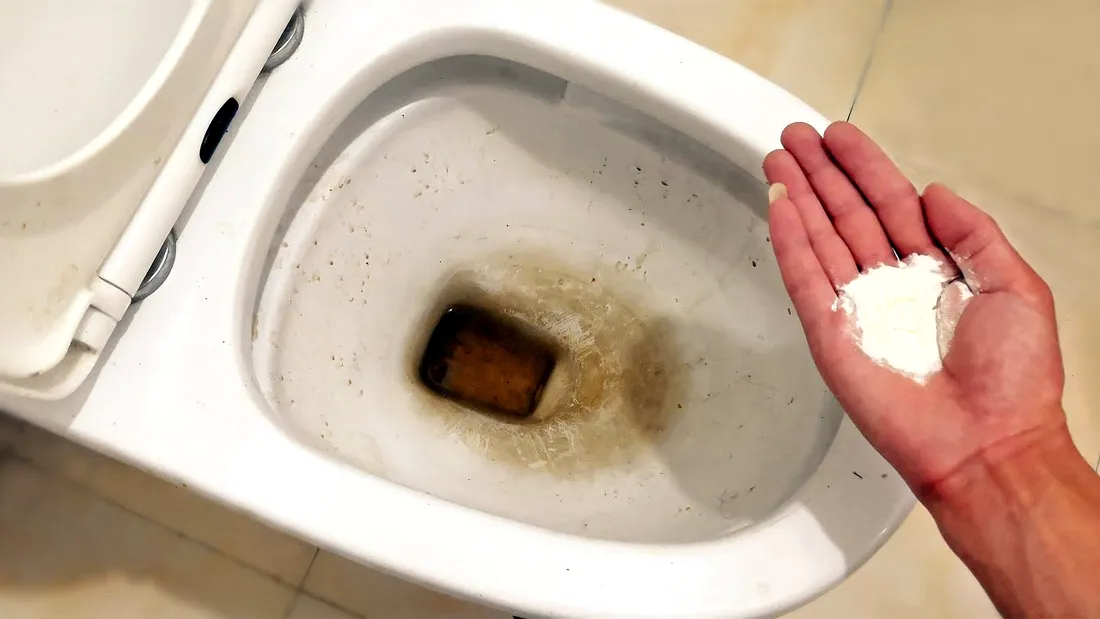 Cum să îndepărtați petele maro și depunerile de calcar din toaletă. Ai nevoie de 1 singur ingredient