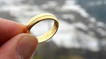 Dupa 18 ani de mariaj, o femeie a citit inscriptia gravata pe verigheta. A ramas socata cand a vazut ce scrie