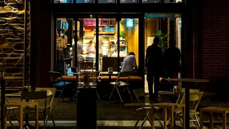 Clientii unui restaurant, speriati de decorul ciudat din local! Ce au atarnat patronii de tavan in semn de manifest