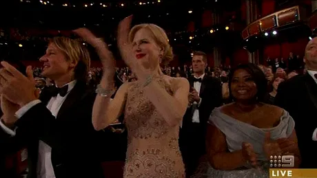 Nicole Kidman nu e singura care aplauda ciudat! Ce alta mare cantareata internationala face acelasi gest bizar VIDEO