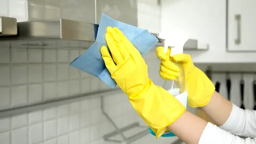 Ingredientul banal din bucătărie care îndepărtează petele de grăsime de pe hotă