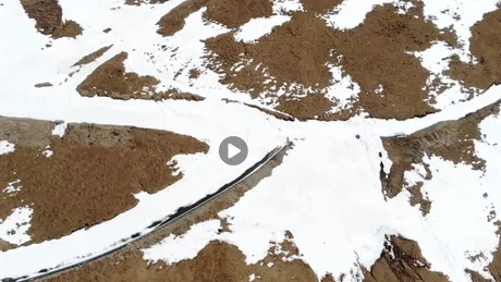Transalpina in aprilie 2019, plina de zapada. Drumul este curatat cu greu de utilaje VIDEO
