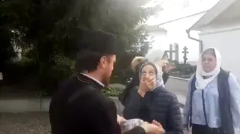 Viralul saptamanii! Un preot roman loveste peste fata credincioasele cu o palma plina de aghiasma! Radea si preotul, dar si cei care il filmau! VIDEO
