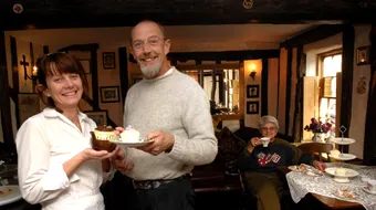 A aflat ca sotia il insala si a vazut negru in fata ochilor! Barbatul se intorcea de la munca cand a dat peste… ! Ce a gasit acest barbat atarnat de tocul usii