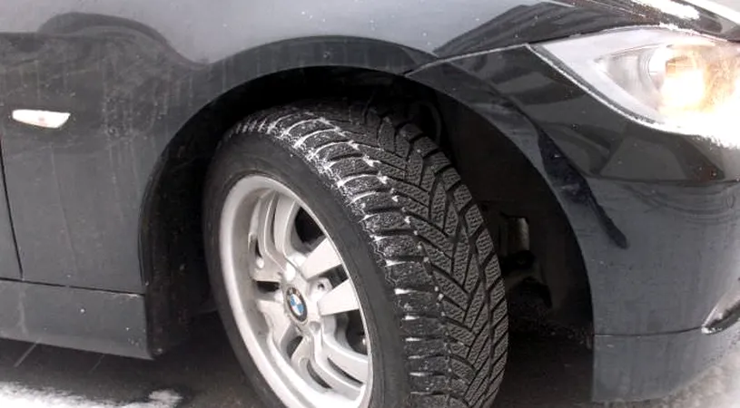 S-a urcat in masina si a condus 16 km, iar cand a oprit vehiculul a auzit un sunet ciudat din interior. A vazut ca nu e nimeni si a vrut sa verifice sub capota: ce a descoperit l-a lasat mut