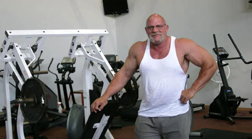 VIDEO! Are 63 de ani, 1.90 cm si 150 de kilograme si arata ca un monstru! N-ai vazut in viata ta un pensionar atat de musculos!