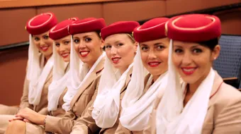 Asa loc de munca sa tot ai! Stewardesele care primesc locuinte, bonusuri pentru timpul liber si sunt aduse la munca cu masini de lux