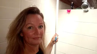 A auzit zgomote in baie si s-a dus sa vada ce se intampla! Doamne, ce a cazut din tavanul acestei femei. Horror!