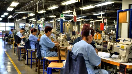 Limbaj ca la usa cortului! Patronul unei fabrici din Romania isi injura angajatii, carora nu le da salariile la timp: ''Animalelor, ma dezgustati VIDEO