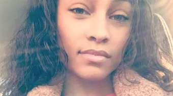 A trimis sms-uri de pe telefonul tatalui ei mort timp de 4 ani. Insa intr-o zi, a primit un raspuns