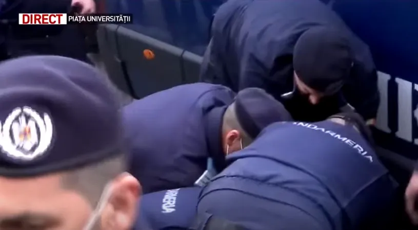 Cine e bărbatul care a fost săltat de jandarmi la protestul din Piața Universității: ”M-a băgat cu capul în scaun și aveam și tricolorul pe cap, țipăm după aer și am crezut că mor”