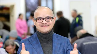 Momente de alinare la Crăciunul oamenilor fără adăpost. Au ascultat colinde și au primit o masă caldă