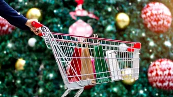 De ce cumpărăm atât de mult de sărbători? O discuție sinceră cu Alina Marin, psihoterapeut