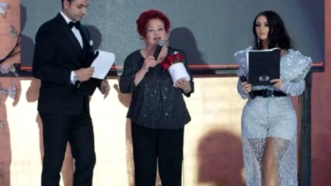 Prezentatoarea care a stat langa Stela Popescu in momentul discursului actritei rupe tacerea! Ce a observat tanara