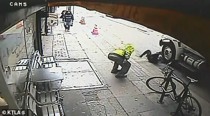 VIDEO Socant! Un om al strazii il arunca pe un barbat sub rotile unui camion din senin! Imagini incredibile cu scena terifianta!