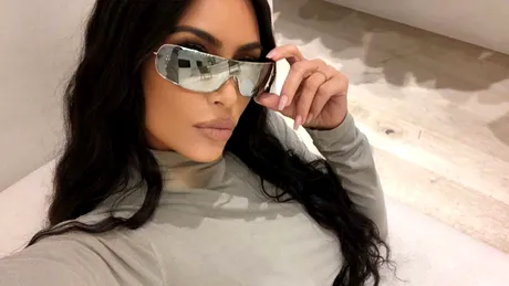 Kim Kardashian, aparitie de infarct. S-a imbracat complet in latex, intr-un costum mult prea mulat