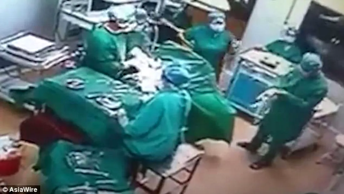Socant! Un chirurg a luat la bataie asistenta care il ajuta, in sala de operatii! A inceput sa dea cu pumnul in ea VIDEO