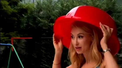 Furtuna i-a distrus Andreei Bălan o parte din hainele de scenă. Vedeta și-a pus ligheanul în cap și a strâns ce s-a mai putut. Foto/video