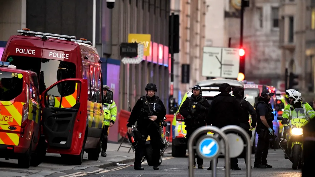 Atac terorist la Londra! Presupusul autor a fost împuşcat mortal VIDEO