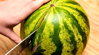 A cumparat un pepene rosu din piata si a avut un soc cand l-a taiat! Cum arata acest fruct pe interior