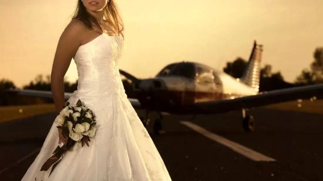 Femeia care s-a indragostit de un avion! Planuieste sa se marite cat de curand cu aeronava! :O