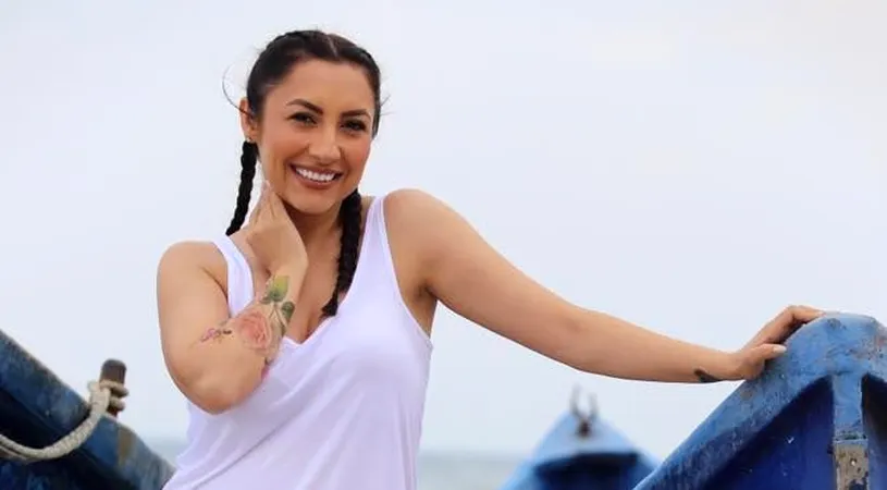 Andra, in costum de baie! A aparut prima imagine cu vedeta pe 2017 de la piscina