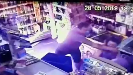 Vanzatoare din Arad, batuta cu pumnii si stransa de gat de un client. Barbatul s-a enervat pe ea dintr-un motiv stupid VIDEO