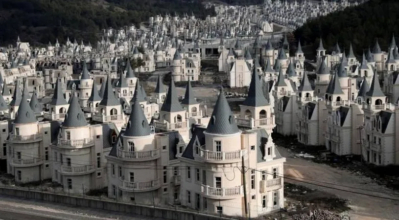 Orasul parasit din Turcia cu 700 de castele de lux de peste 200 de milioane de euro! De ce nimeni nu vrea sa locuiasca aici! VIDEO