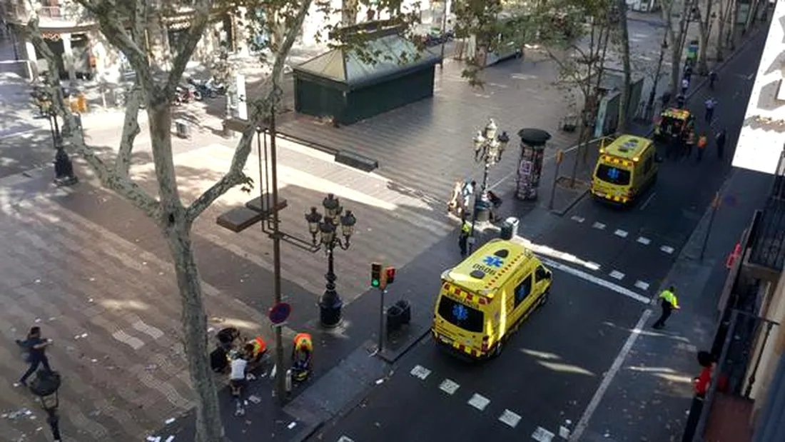 Atac terorist la Barcelona: o duba a intrat in multimea adunata in centrul orasului! Imaginile terorii din Spania: oamenii fugeau disperati VIDEO