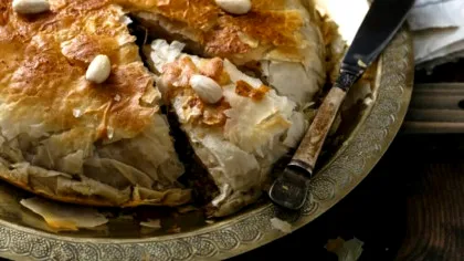 Cea mai faimoasă plăcintă cu pui din Maroc: Chicken bastilla. Rețetă surpriză pentru invitați