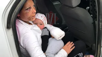 Caz socant la Iasi! O tanara mama de 19 ani a fost violata si atacata cu drujba, de propriul iubit! In ce hal arata femeia acum in timp ce-si alapteaza bebelusul!