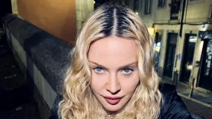 Madonna, surprinsă la plimbare cu iubitul tinerel. Nu au ratat un episod în care oamenii se biciuiau