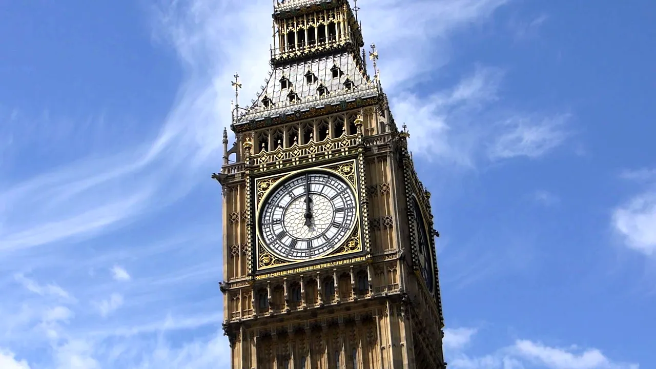 fuzzy Cow while Ceasul Big Ben din Londra va inceta sa mai bata pe 21 august! De ce va fi  oprit timp de 4 ani