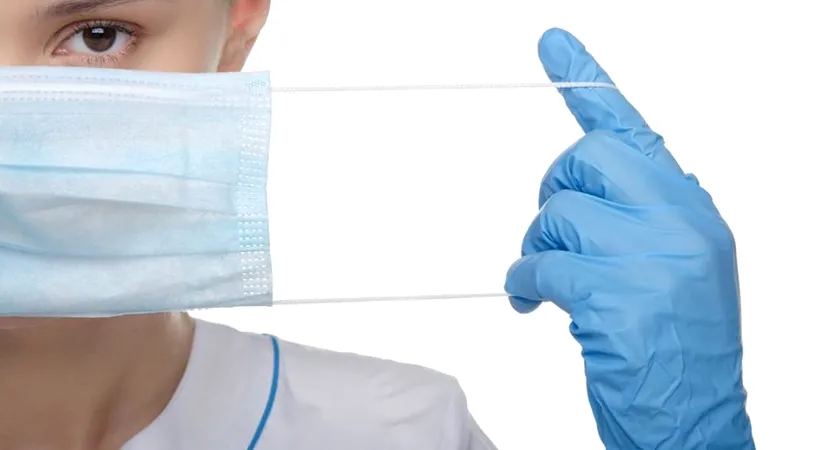 Bătaie de joc! În plină pandemie, medicii și asistentele de la spitalul din Toplița au primit câte un sul de hârtie și elastice colorate pentru a-și confecționa măști de protecție