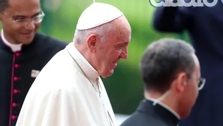 Imagini EXCLUSIVE de la vizita Papei Francisc in Romania. Oamenii l-au asteptat cu sufletul la gura la aeroport
